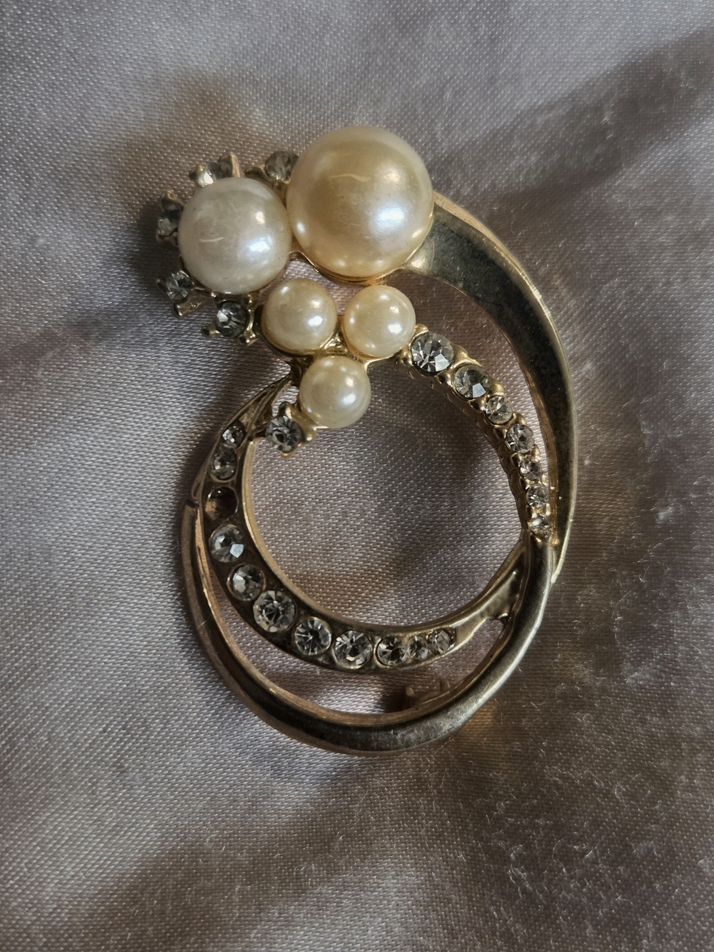 Vintage 1960s Marvella Gold Tone Brooch With Faux Pearls And Clear Crystals
